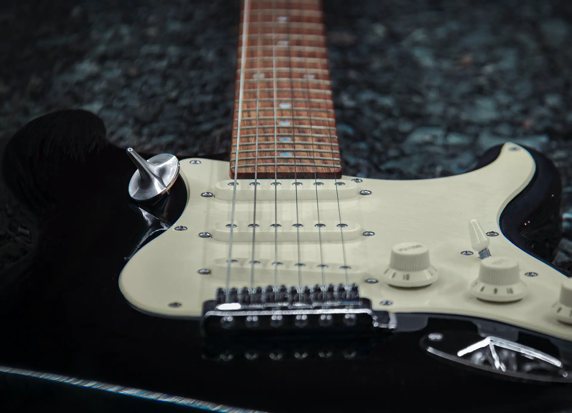 Clean Vs Dirty Guitar Sound: What Is It & How To Achieve
