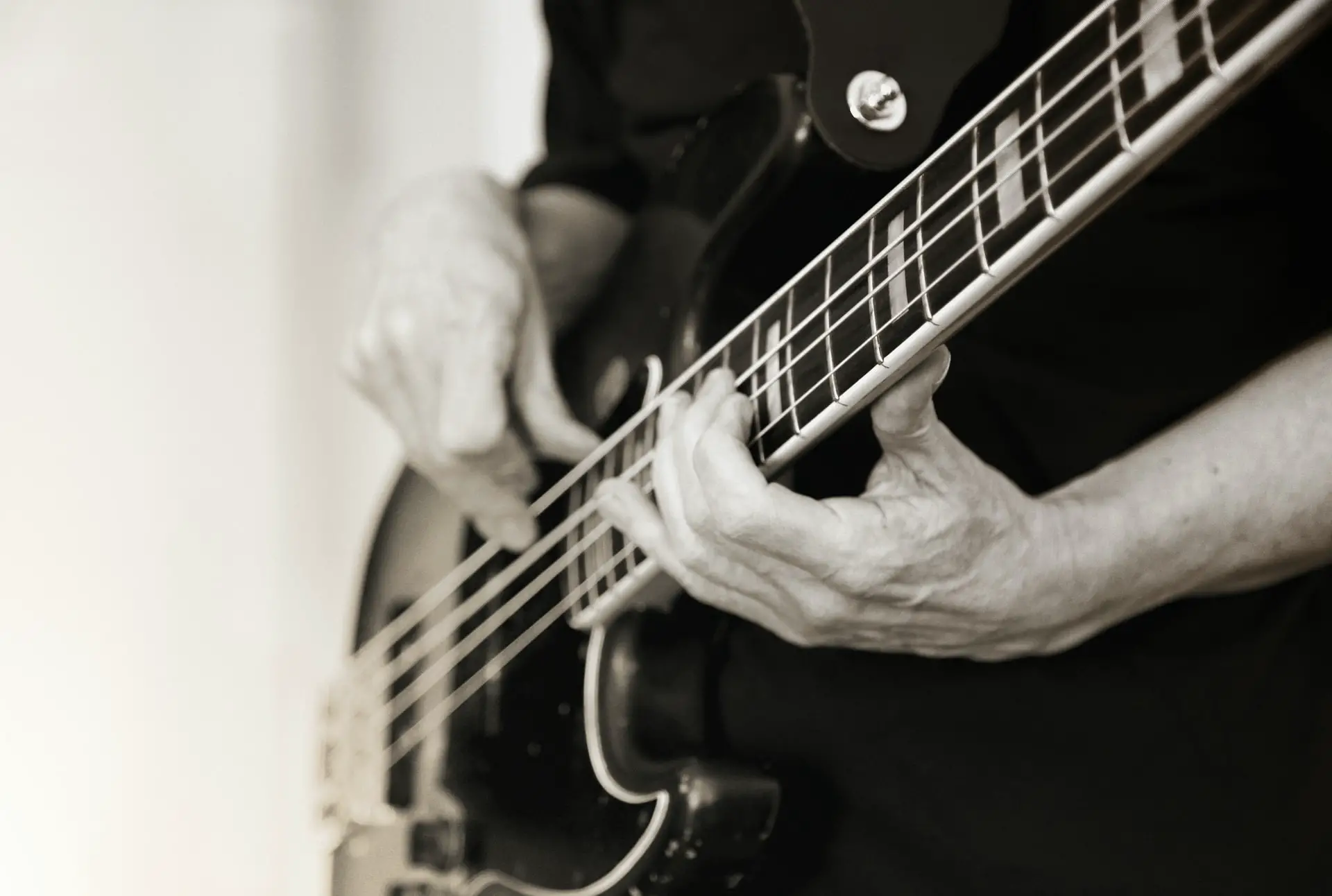6 Reasons Why Bass Guitar Is Fun! (Even When Alone) | Strumming Bars