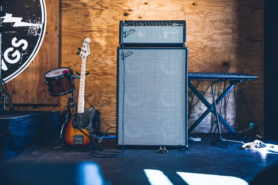 Guitar Amp Vs Keyboard Amp Differences & Possible Usages Strumming Bars