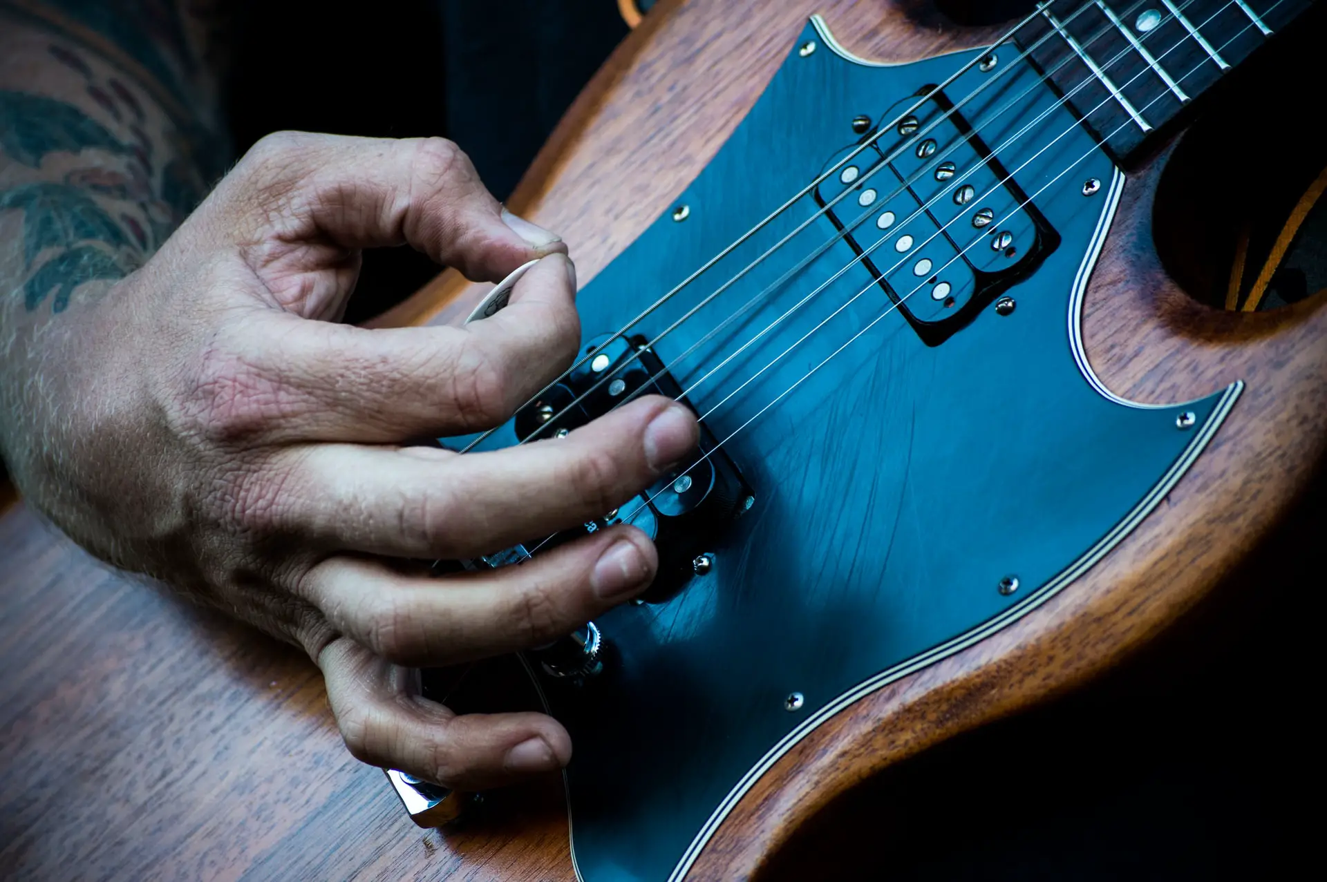 Loose Guitar Strings: Reasons & Best Tightening Methods