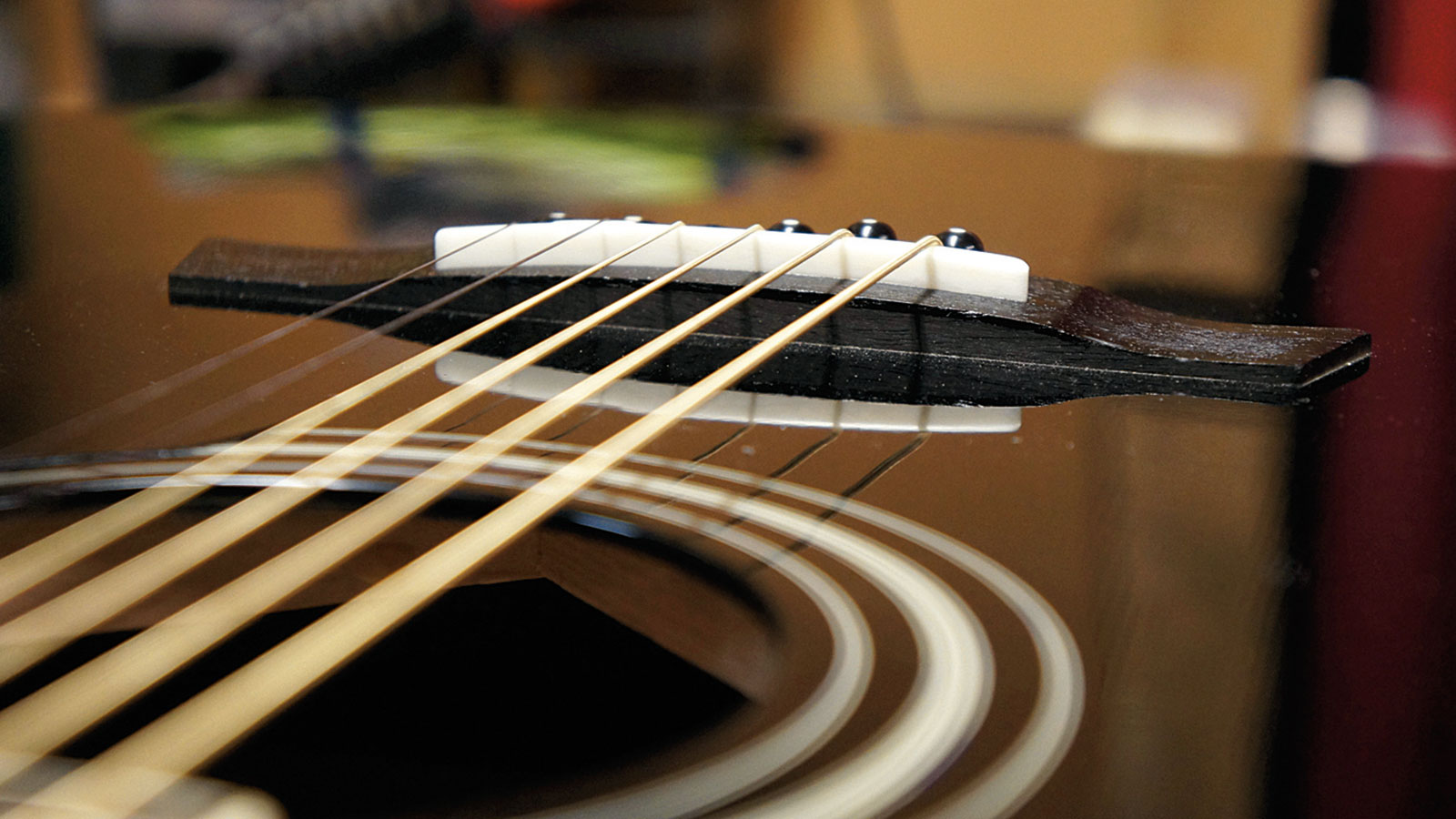 String Gauge Influence on Guitar Sound: Lighter vs. Heavier